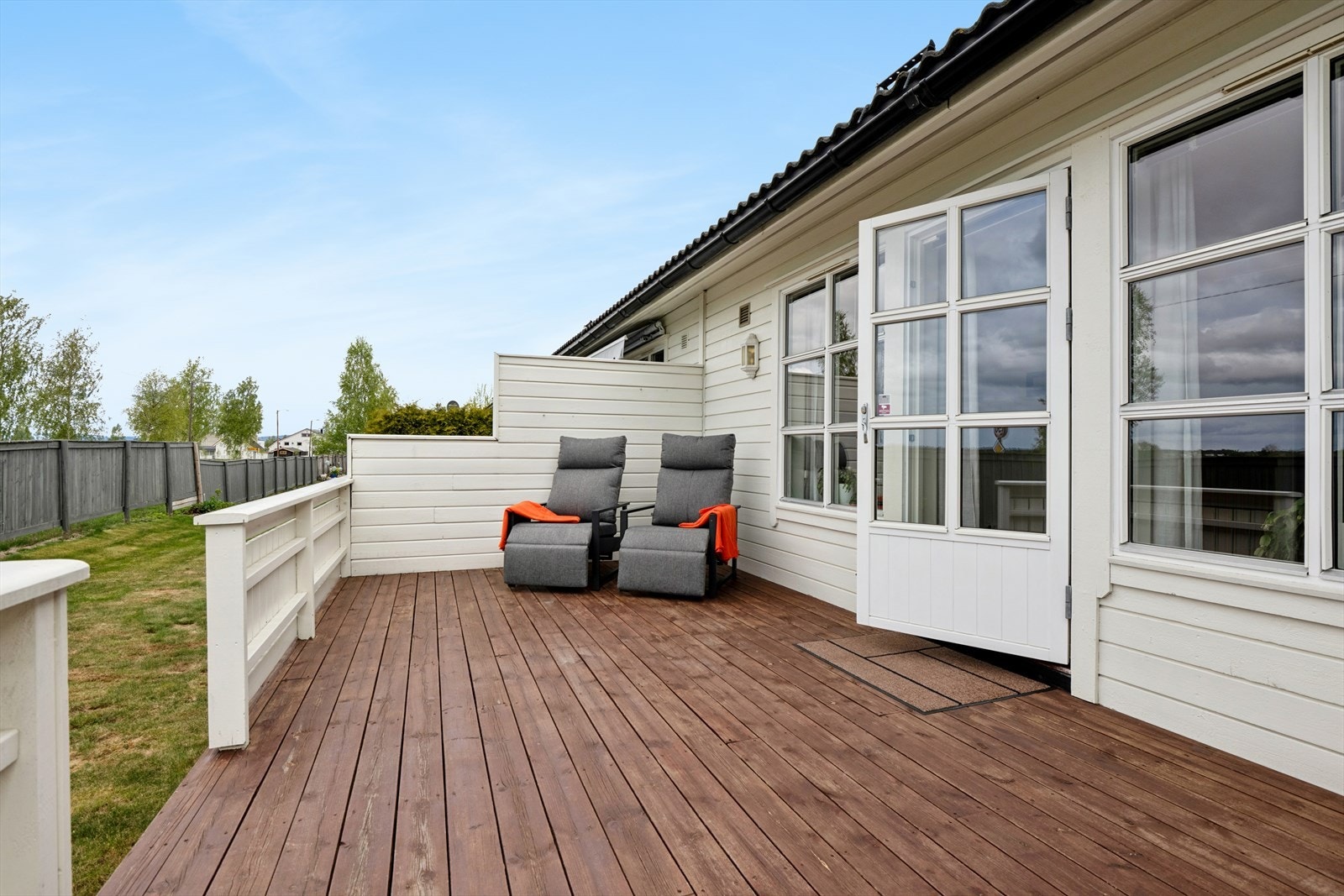 Fra stuen er det utgang til en romslig og vestvendt terrasse. Galleribilde