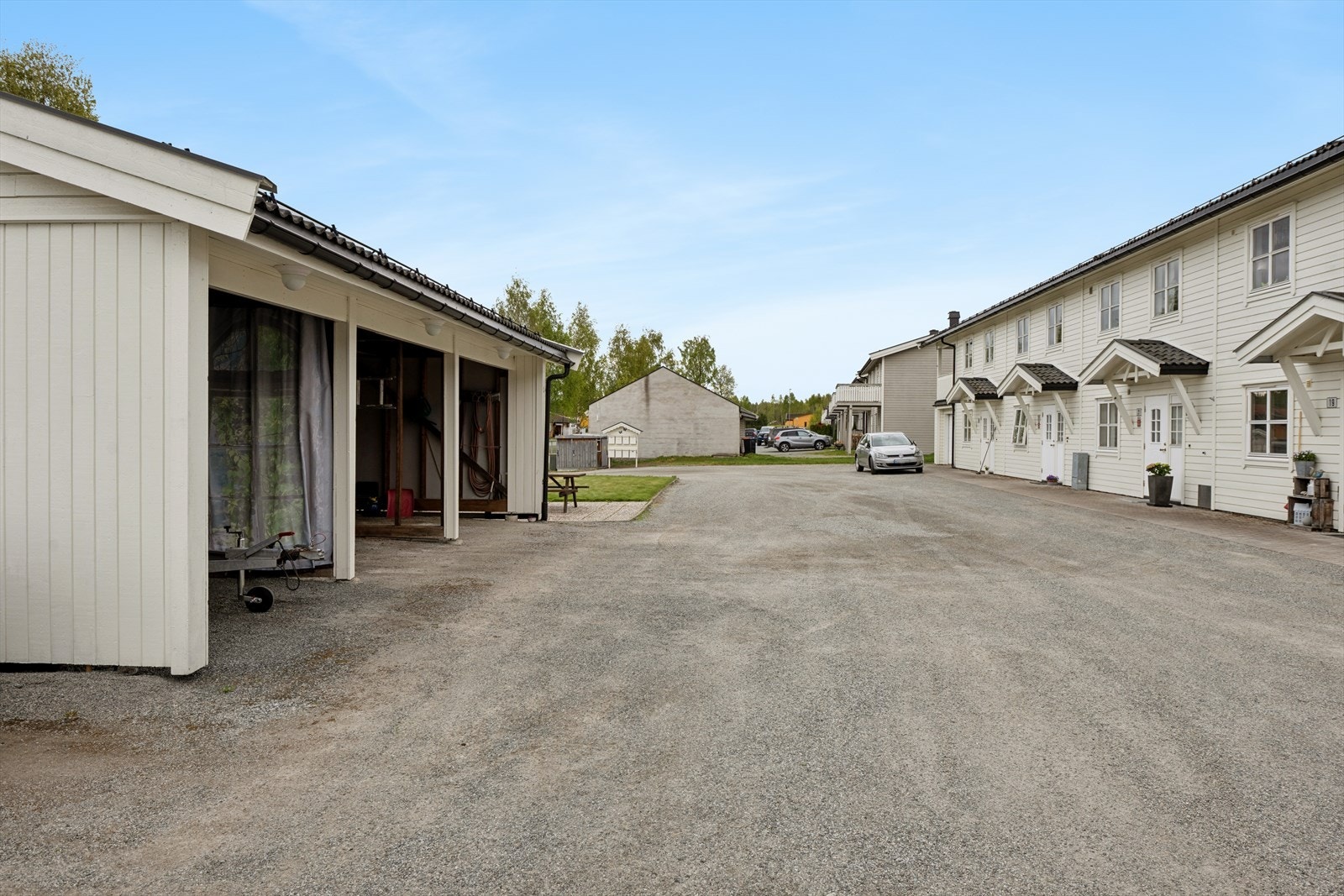Det medfølger en egen biloppstillingsplass i felles carportanlegg. Galleribilde