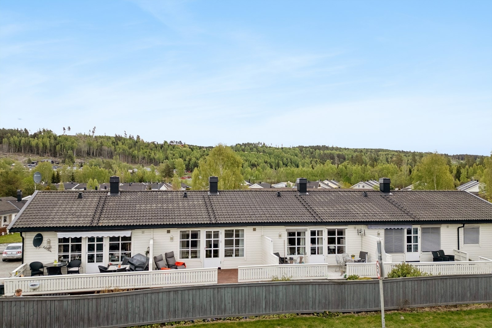 Boligen ligger i et etablert og barnevennlig boligområde i Romedal. Galleribilde