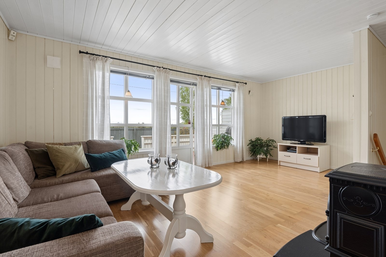 Dette er en godt vedlikehold leilighet i rekkehus med en praktisk planløsning over to plan. Galleribilde