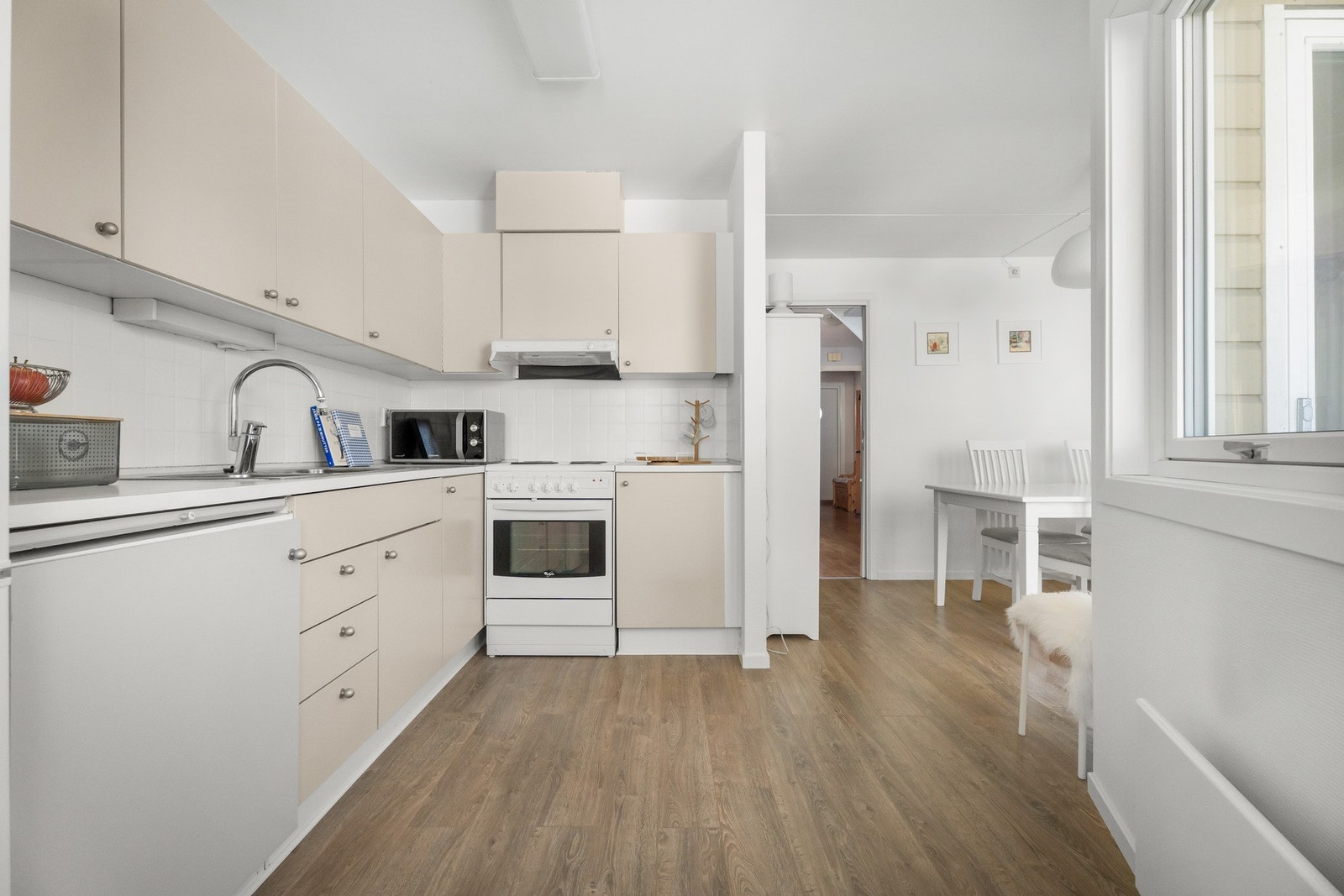 Kjøkkenet er utstyrt med ventilator, benkestikk og god arbeidsbelysning. Galleribilde