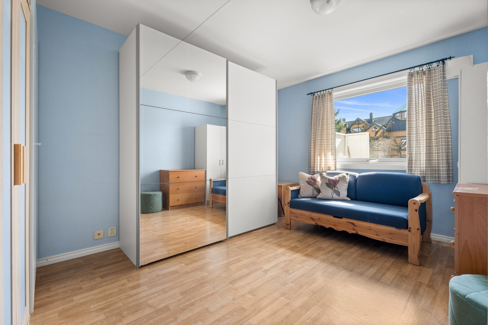 Det er to gode soverom i leiligheten - ett i hver etasje. Galleribilde