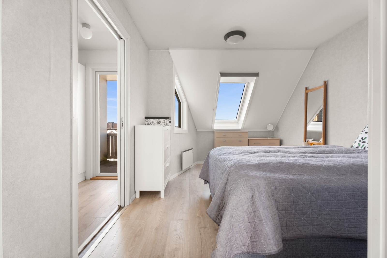 På soverommet i andre etasje er det hvitmalte vegger og tidsmessig laminatgulv. Galleribilde