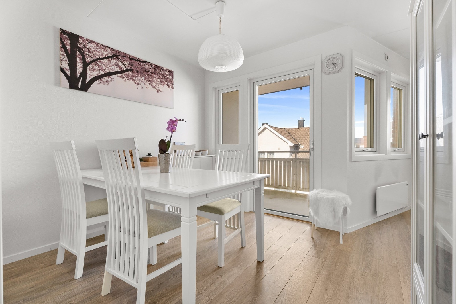 Det er fin plass til spisebord, og kjøkkenet har utgang til en lun, inntrukket balkong på ca. 5 kvm. Galleribilde