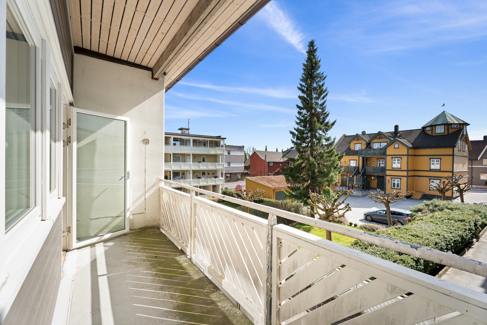 Fra stuen er det utgang til en overbygd, solrik balkong på ca. 7 kvm med fint utsyn over de velstelte fellesområdene. Galleribilde