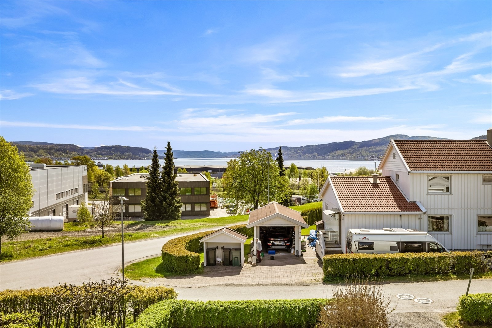 Det er fin fjordutsikt fra eiendommen Galleribilde