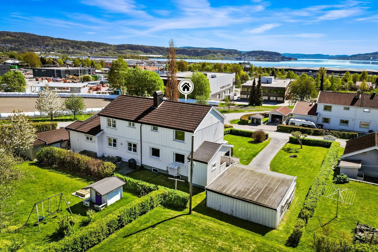 Meget hyggelig hagetomt med fin fjordutsikt - garasje/bod/lagringsplass Galleribilde