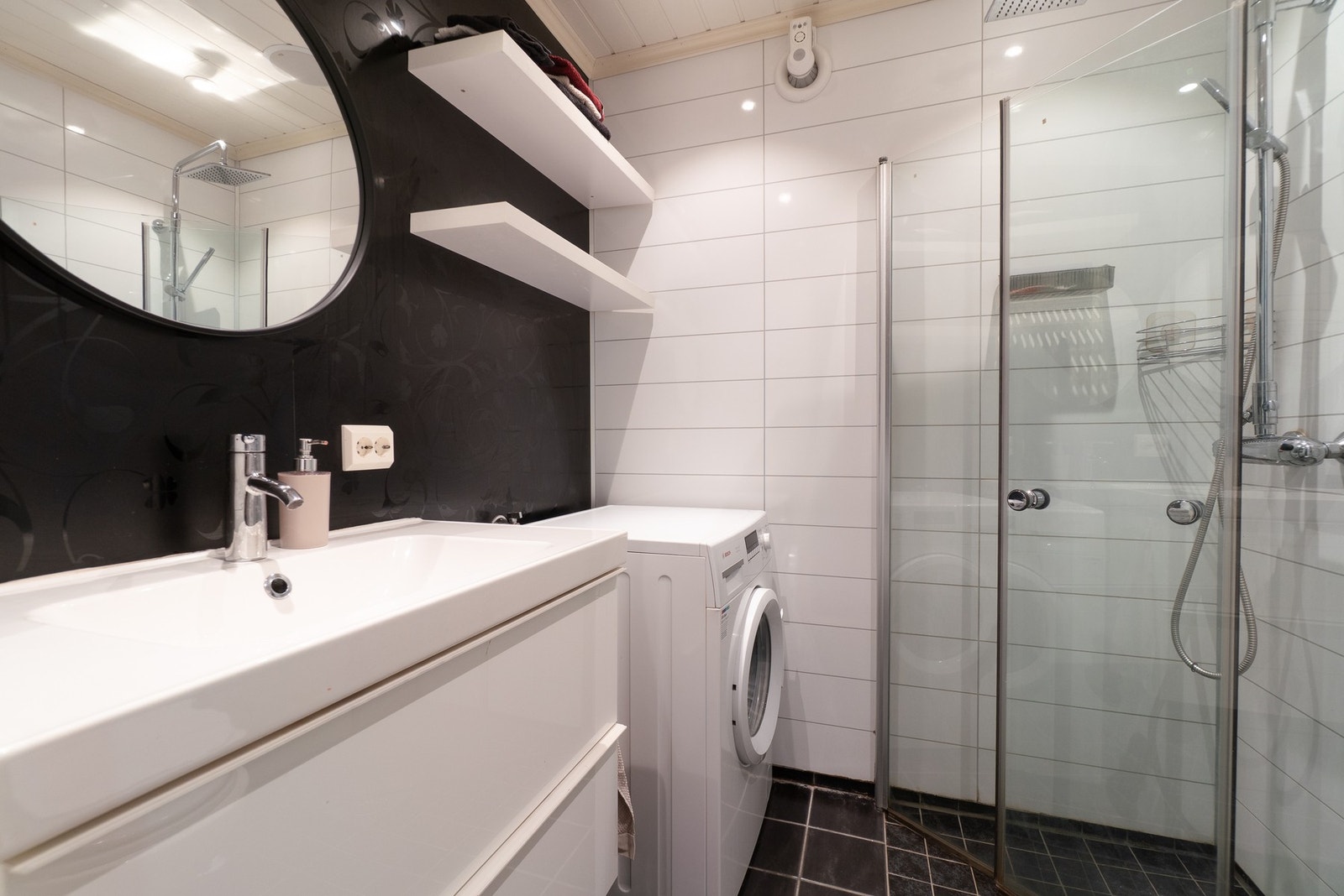 Bad i 2. etasje med opplegg for vaskemaskin/tørketrommel. Galleribilde