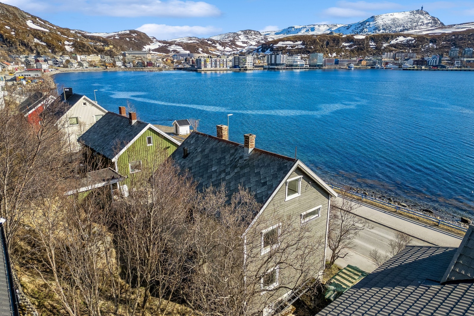 Det er gåavstand til Fuglenes skole, Hammerfest vgs, Isbjørnhallen, nytt sykehus, bensinstasjon m.m. Galleribilde