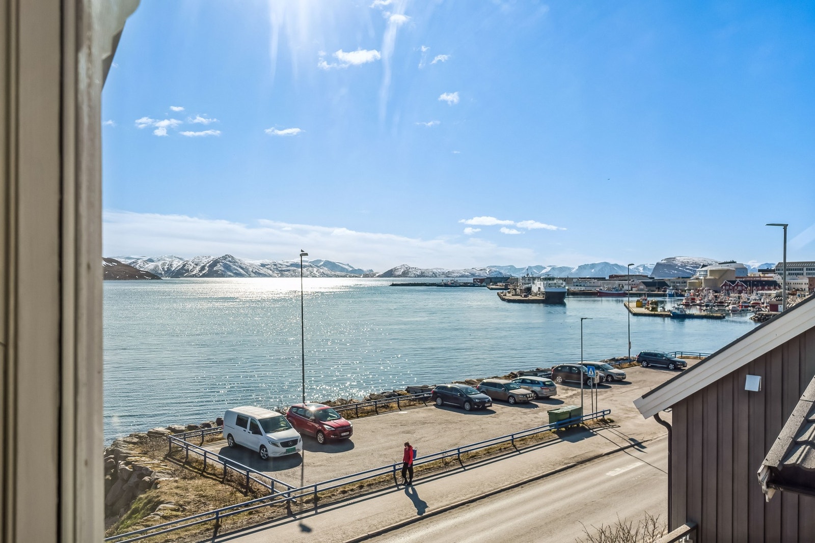 Her får du en hel tomannsbolig med flott sjøutstikt. Galleribilde