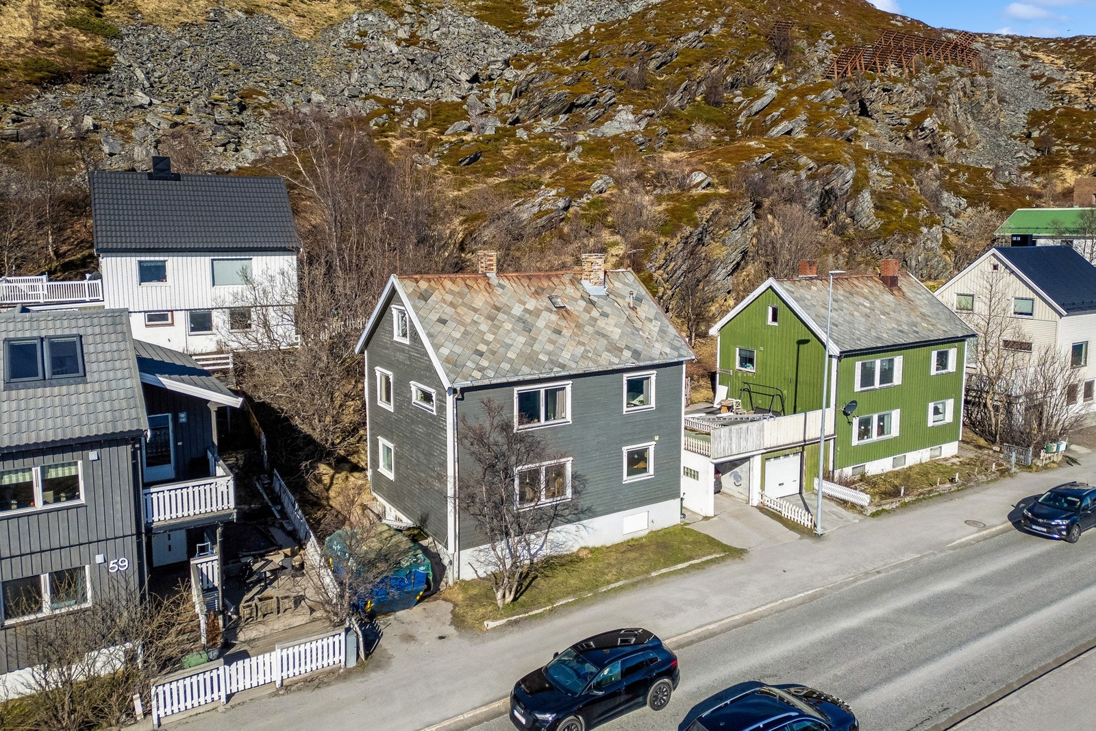 Eiendommen ligger i et etablert boligområde på Fuglenes. Galleribilde