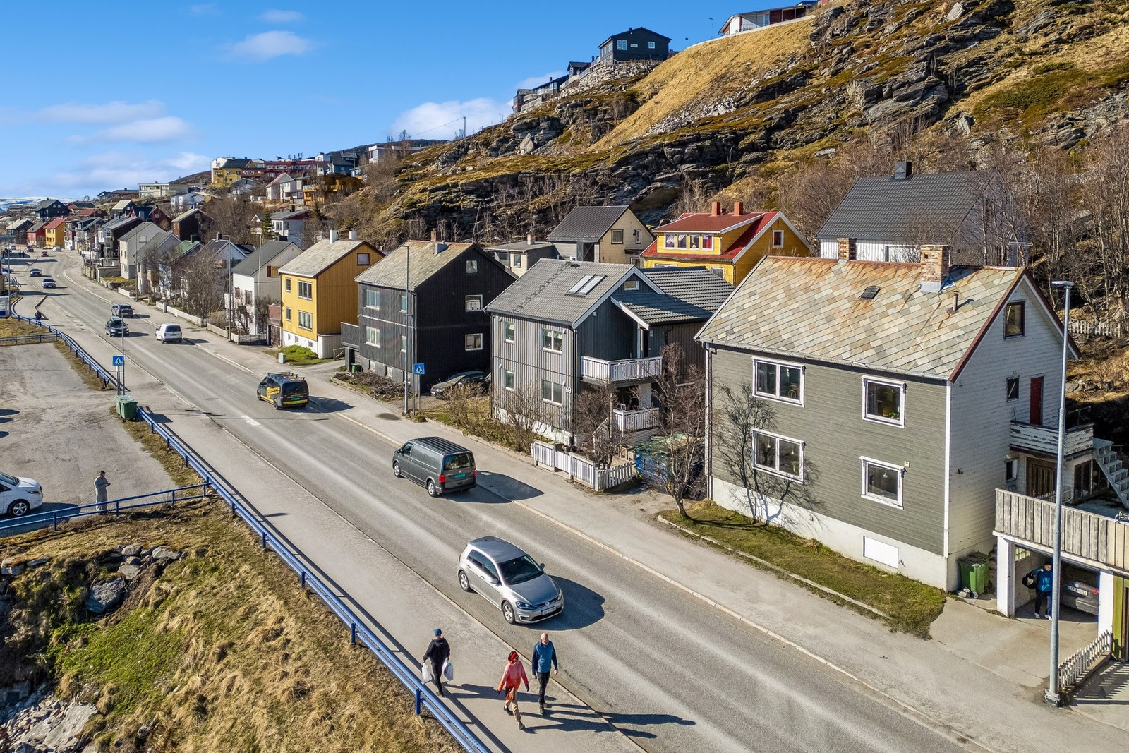 Eiendommen har umiddelbar nærhet til offentlig kommunikasjon (buss). Nærmeste holdeplass er ca. 93 m unna. Galleribilde