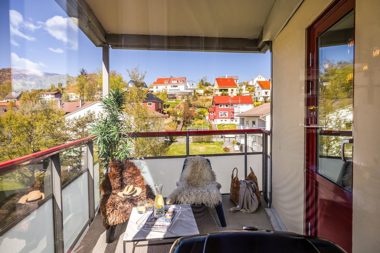 Lun og overbygget altan på 7,3 m² med gode møbleringsmuligheter. Galleribilde