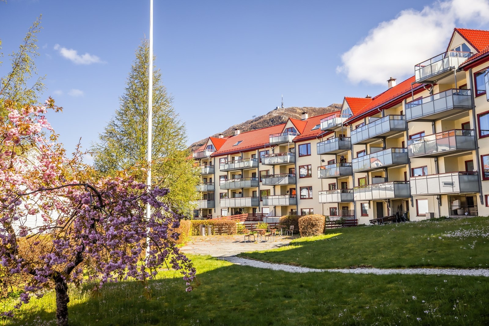 Det er kort vei til store arbeidsplasser som Høyskolen, Haukeland Sykehus, Odontologen og Haraldsplass, samt kort vei til flere barnehager og skoler i området. Galleribilde