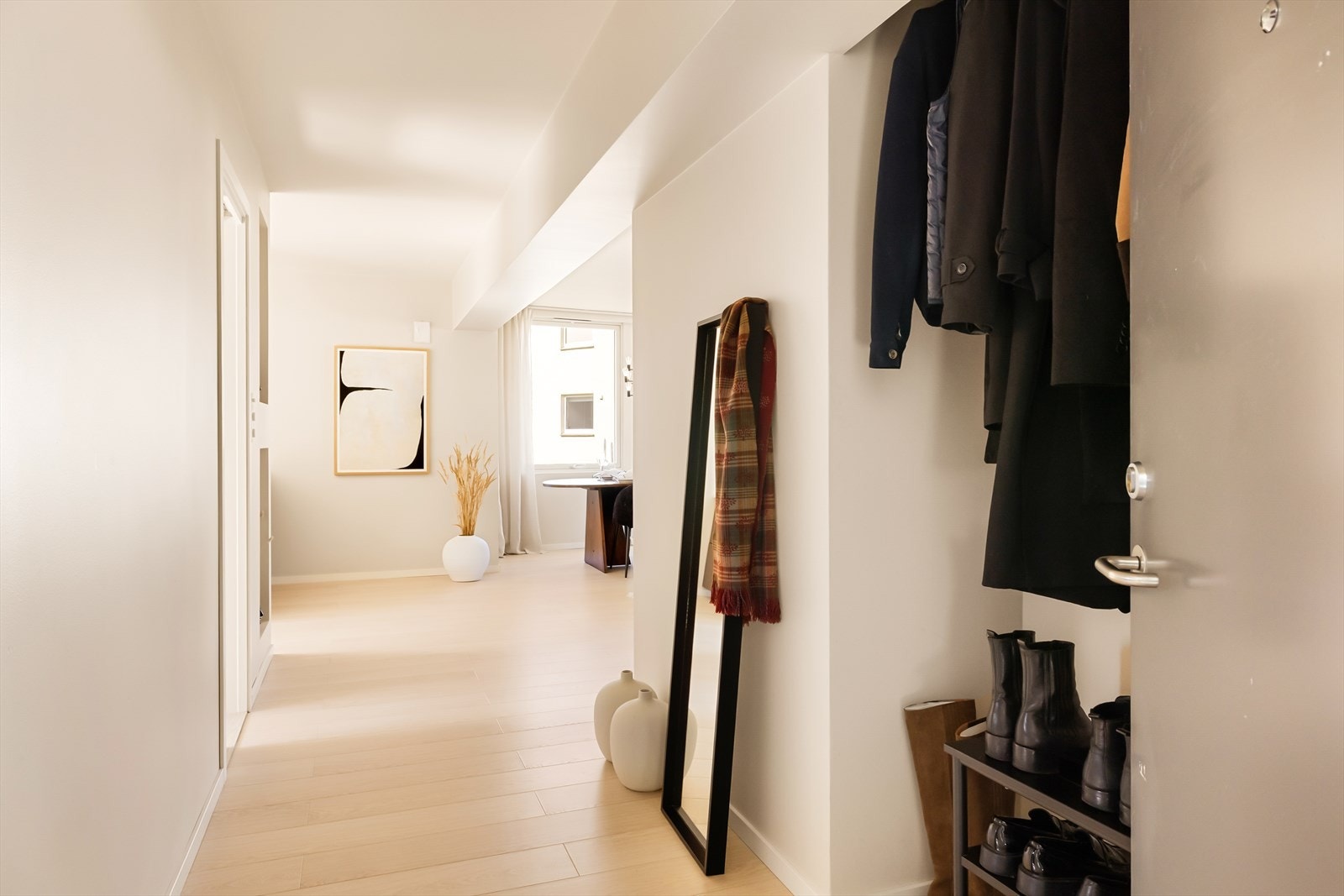 Leiligheten ønsker deg velkommen med et innbydende og stilrent inngangsparti. Galleribilde