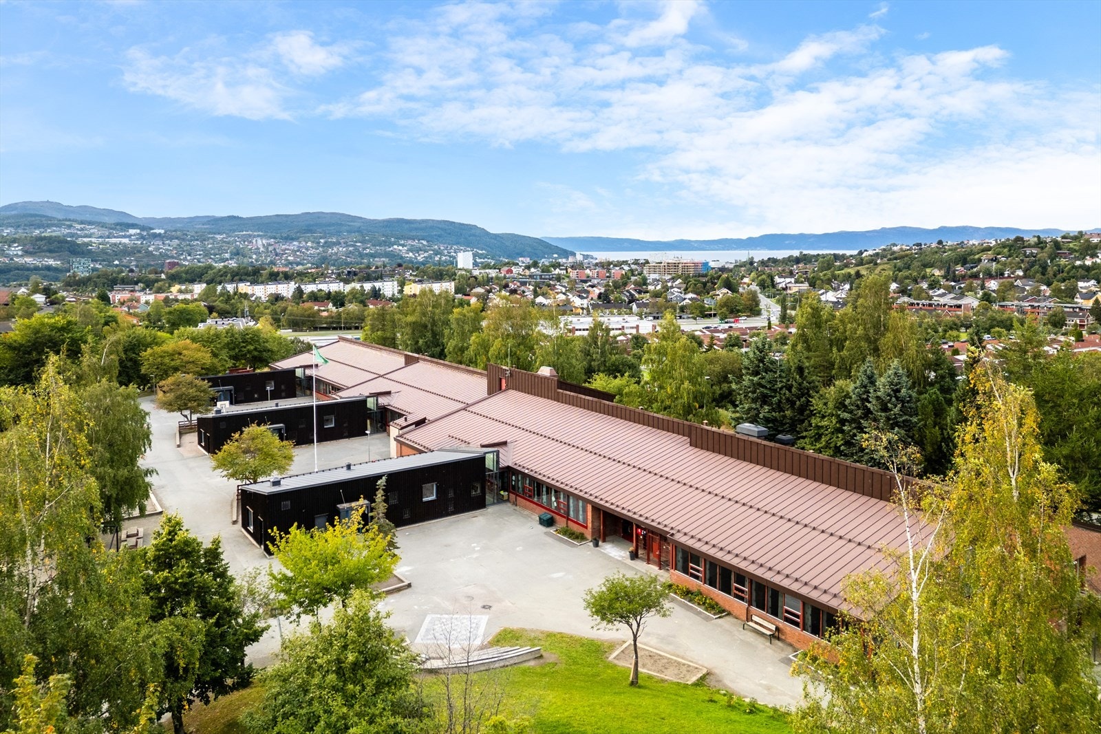 Boligen sogner til Steindal barneskole og Hoeggen ungdomsskole, som ligger like bortenfor borettslaget. Galleribilde