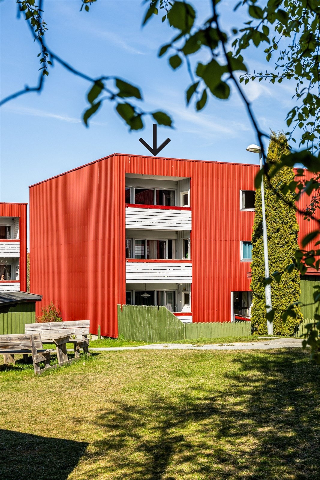 Leiligheten har en flott topp- og endebeliggenhet i 3. etasje i et attraktivt og familievennlig borettslag. Galleribilde