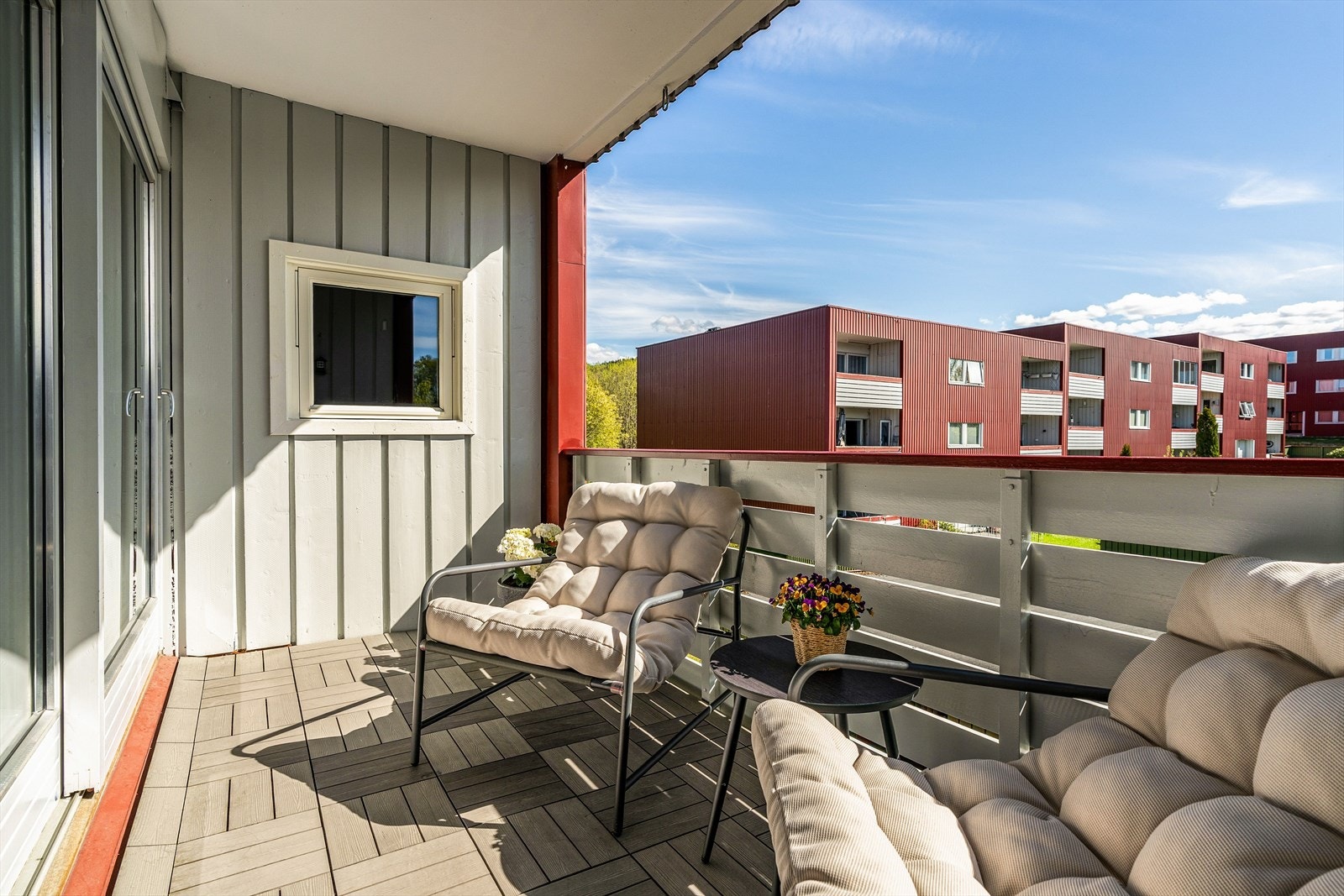 Balkongen er belagt med terrassebord og har plass til en sittegruppe og evt. grill. Galleribilde