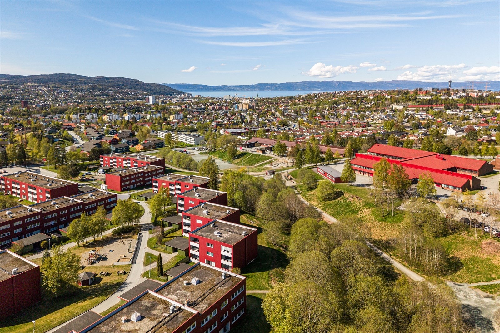 Her ser man til høyre i bildet hvor nære Steindal barneskole og Hoeggen ungdommskole ligger Galleribilde