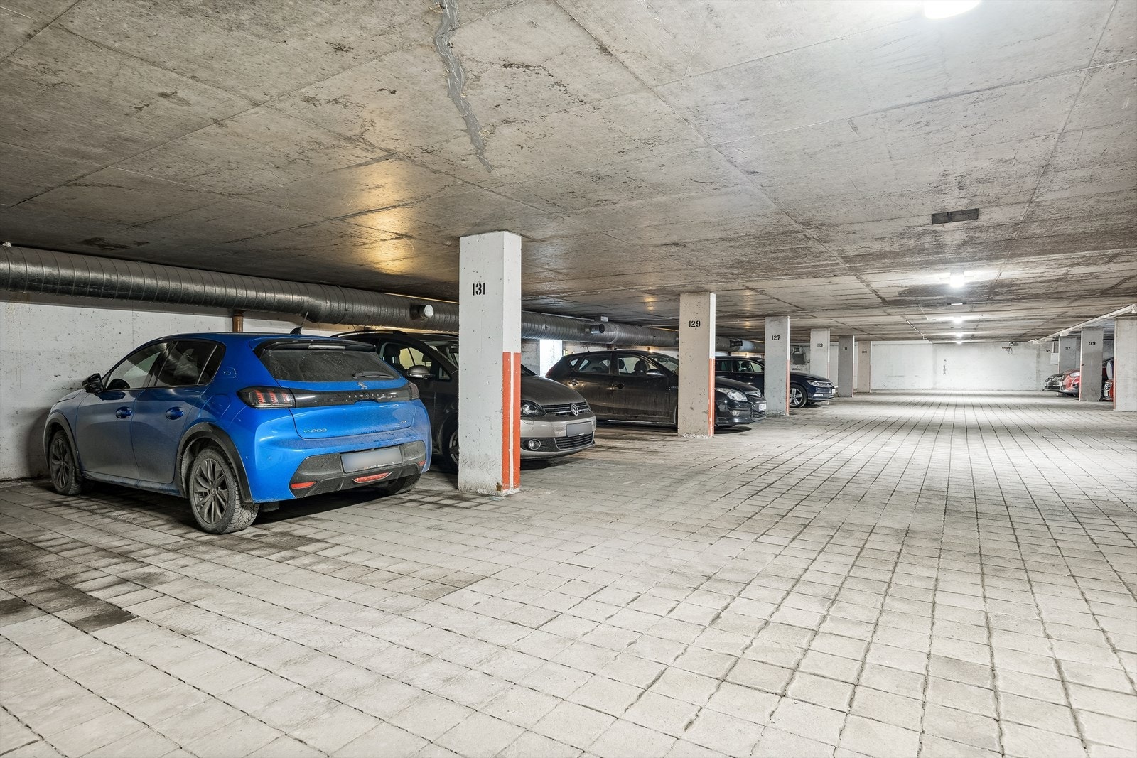 Egen parkeringsplass med elbil-lader i felles garasjeanlegg følger leiligheten. Galleribilde