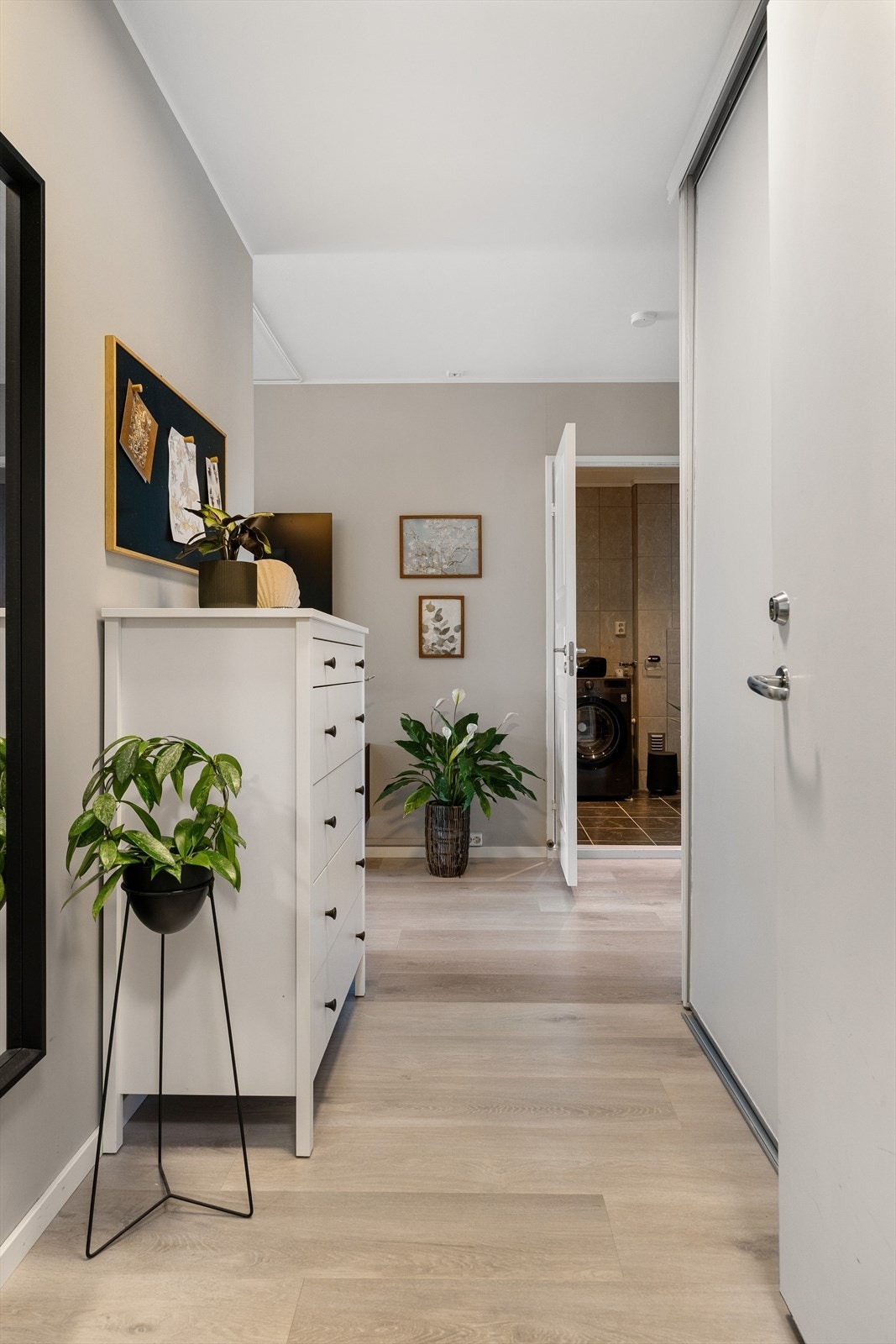 Velkommen inn. God plass i gangen til å henge fra seg i stor skyvedørsgarderobe Galleribilde