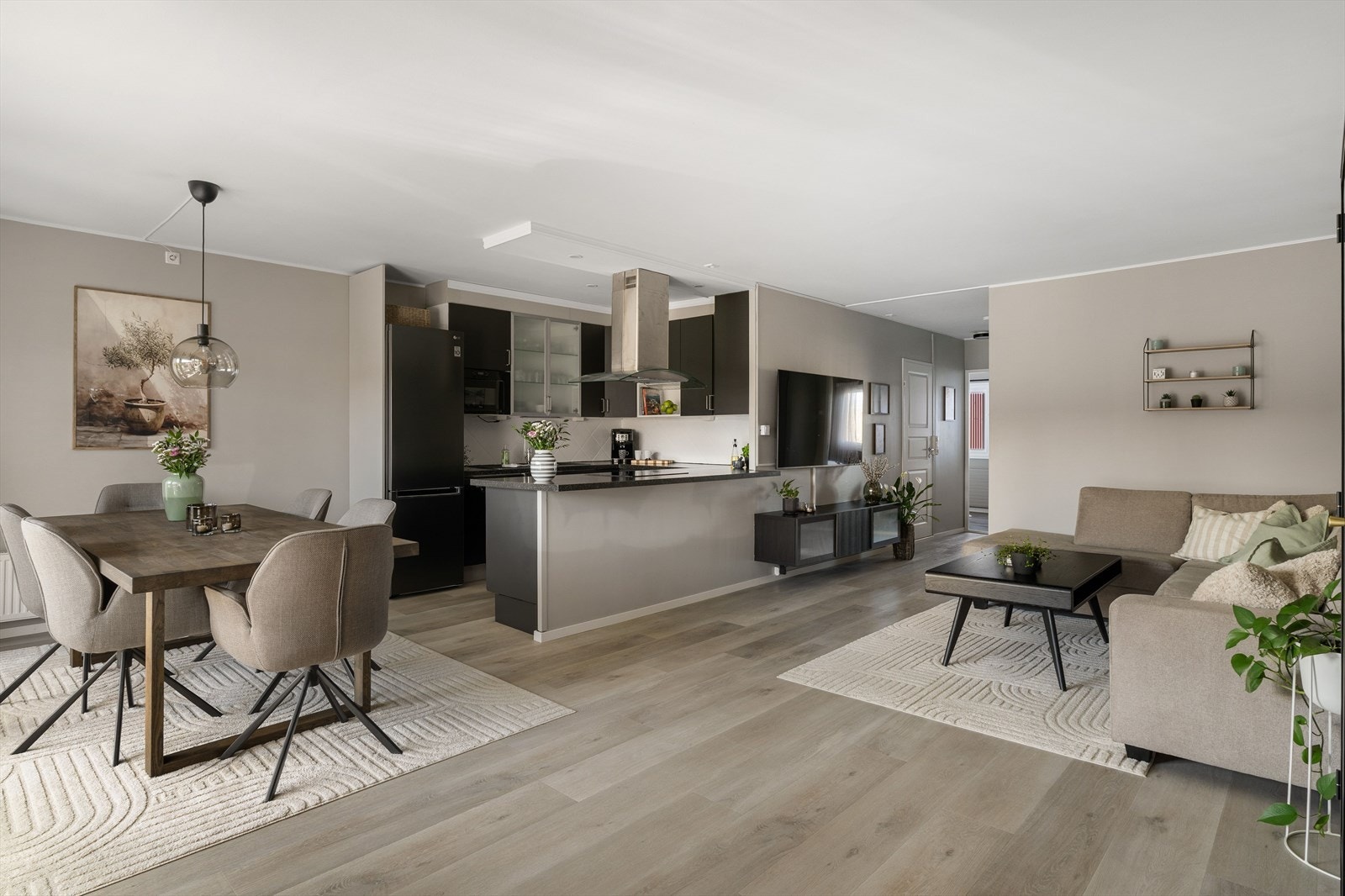 Stuen fremstår som stilfull og moderne, med slitesterkt laminatgulv og tidsriktige fargevalg på vegger. Galleribilde
