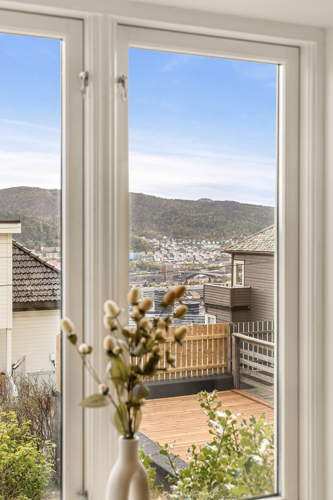 - Fra stuens kjøkken har du herlig utsikt utover Bergen by - Galleribilde