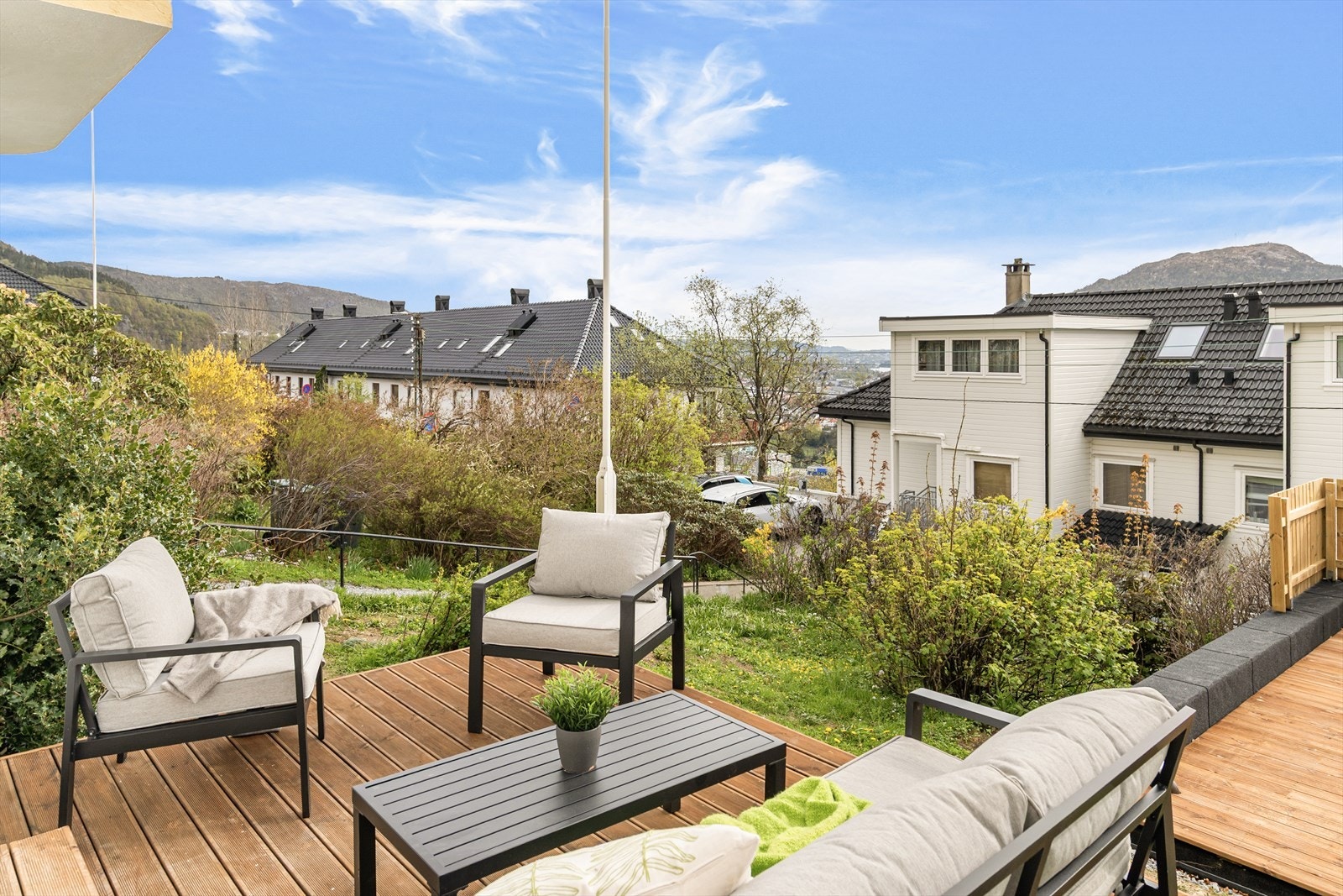 Leiligheten disponerer terrasse med utgang direkte adkomst fra stuen! Herlig plass å nyte solrike sommerdager. Galleribilde