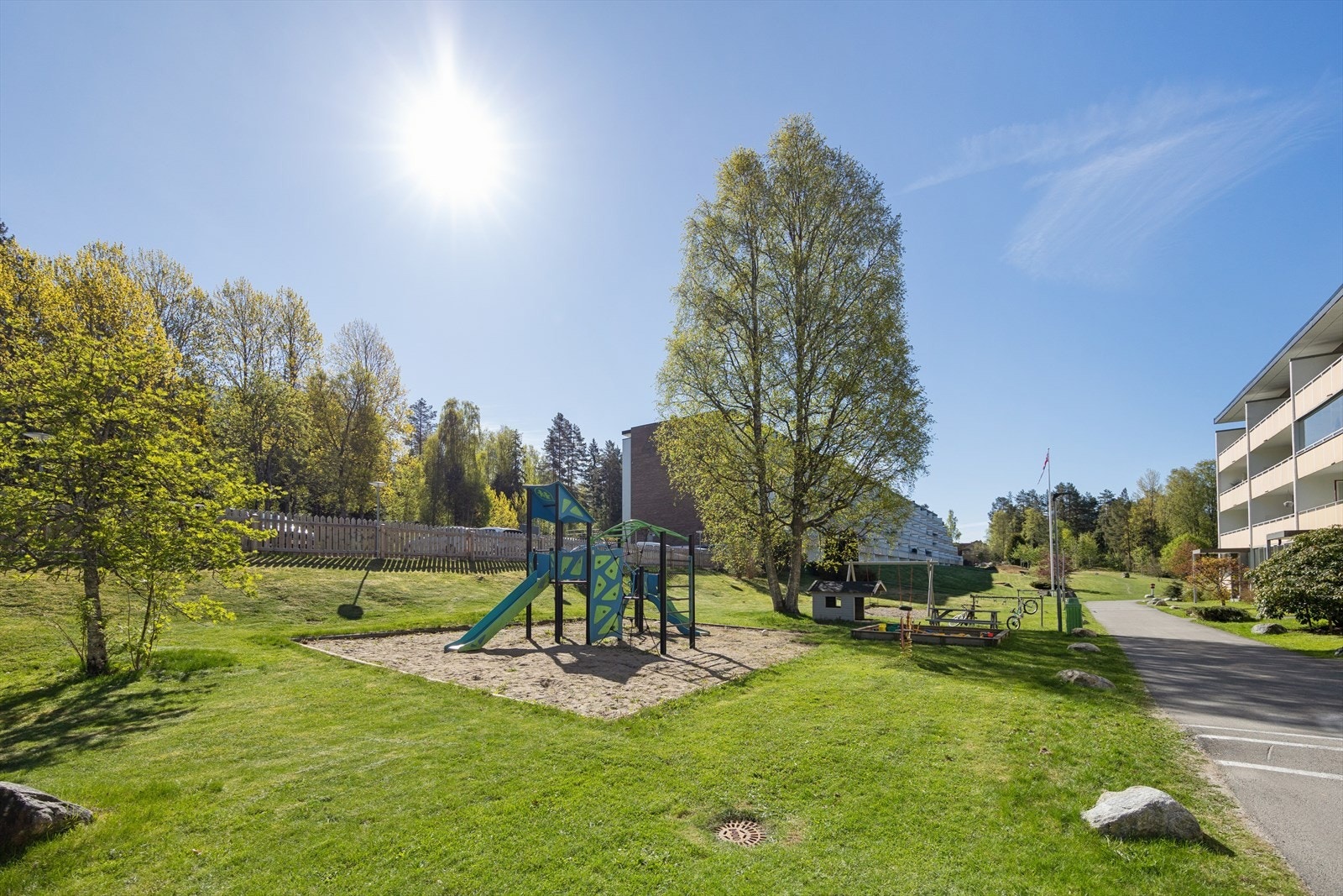 Felles tomt med opparbeidede uteområder, beplantning og gode fellesfasiliteter. Galleribilde