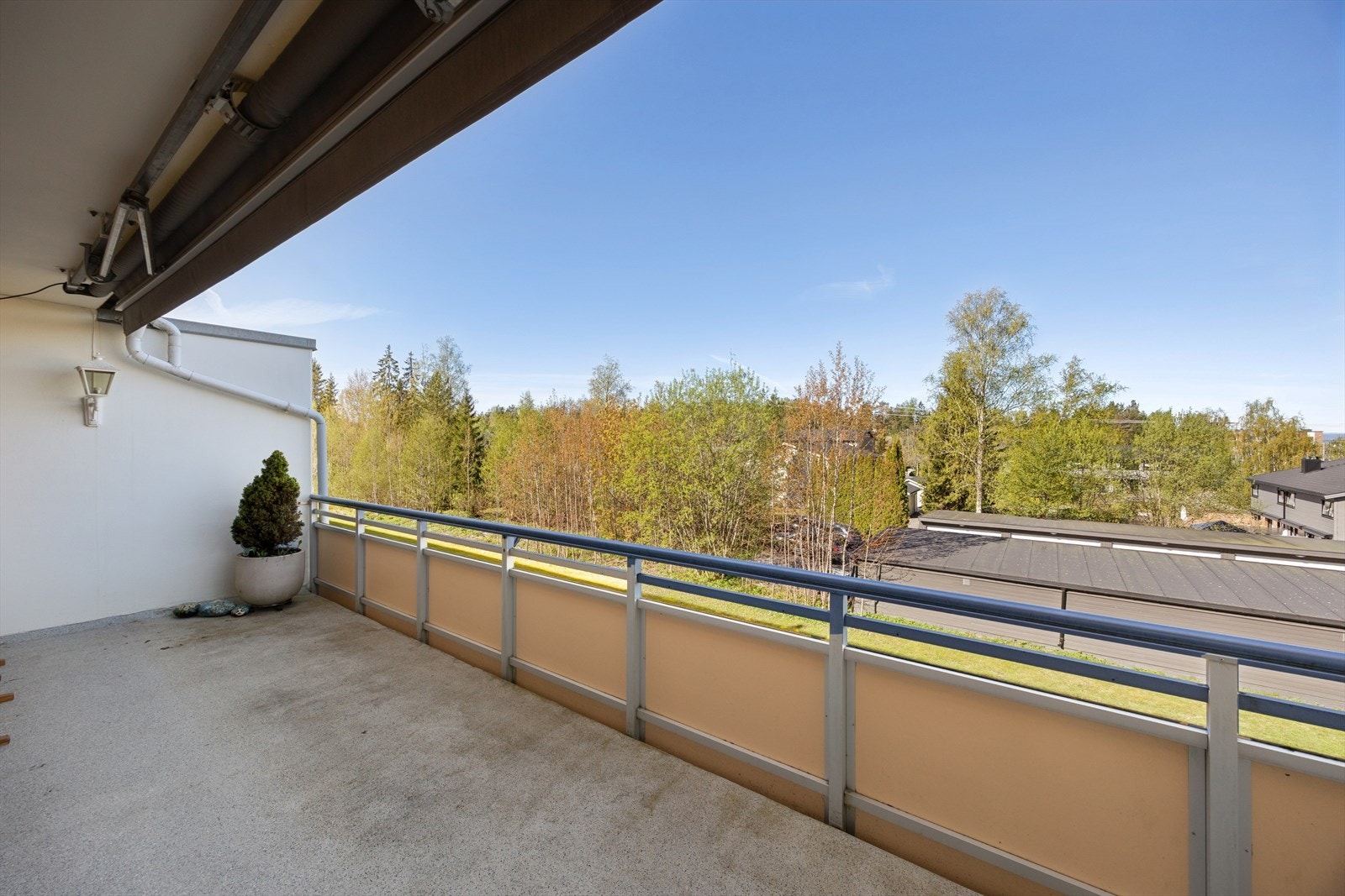 Balkongen er stor og praktisk med gode møbleringsmuligheter. Galleribilde