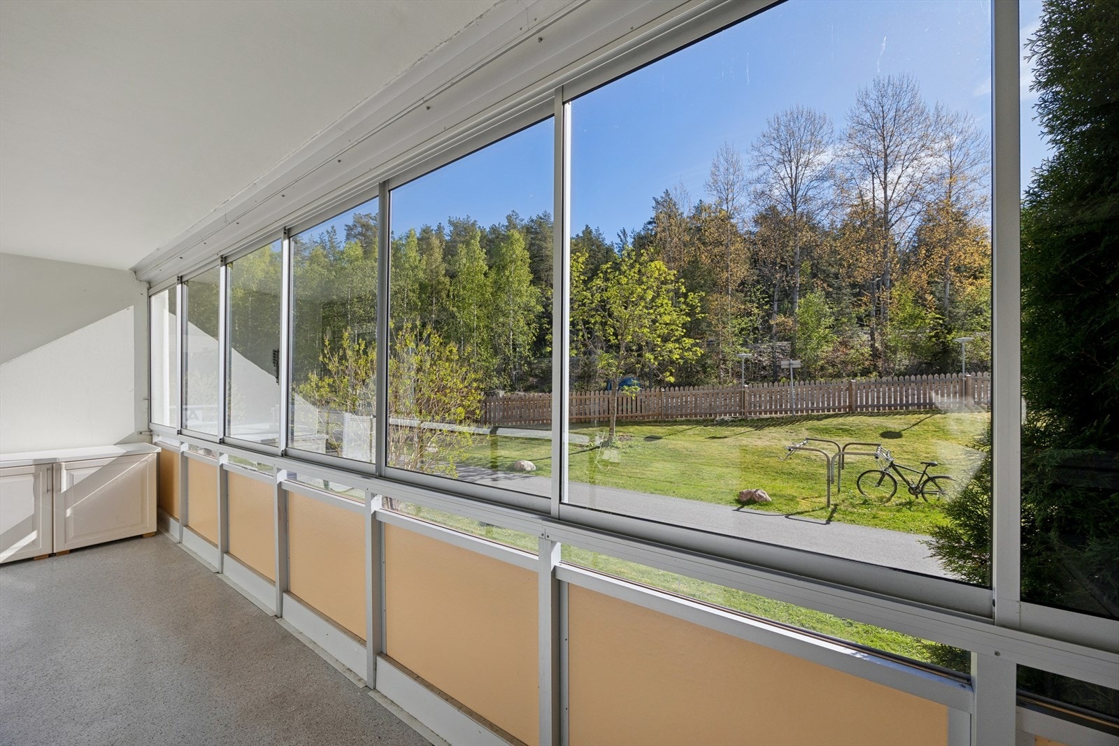 Fra kjøkkenet har du utgang til en innglasset balkong på ca. 11 m². Galleribilde