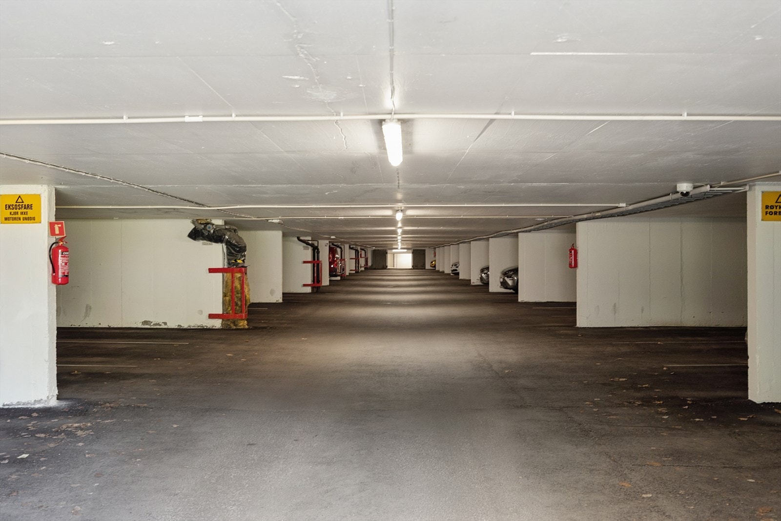 Boligen disponerer garasjeplass i felles garasjeanlegg under blokken. Galleribilde