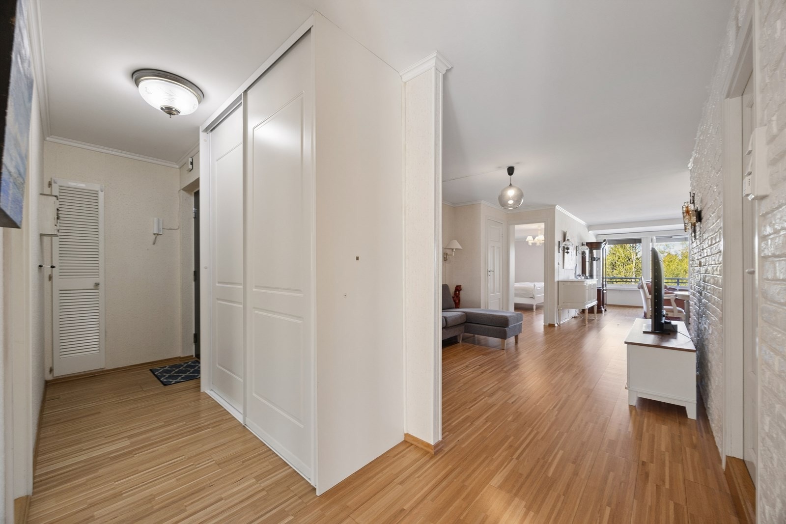 Entreen er innbydende og romslig med gode oppbevaringsmuligheter. Galleribilde