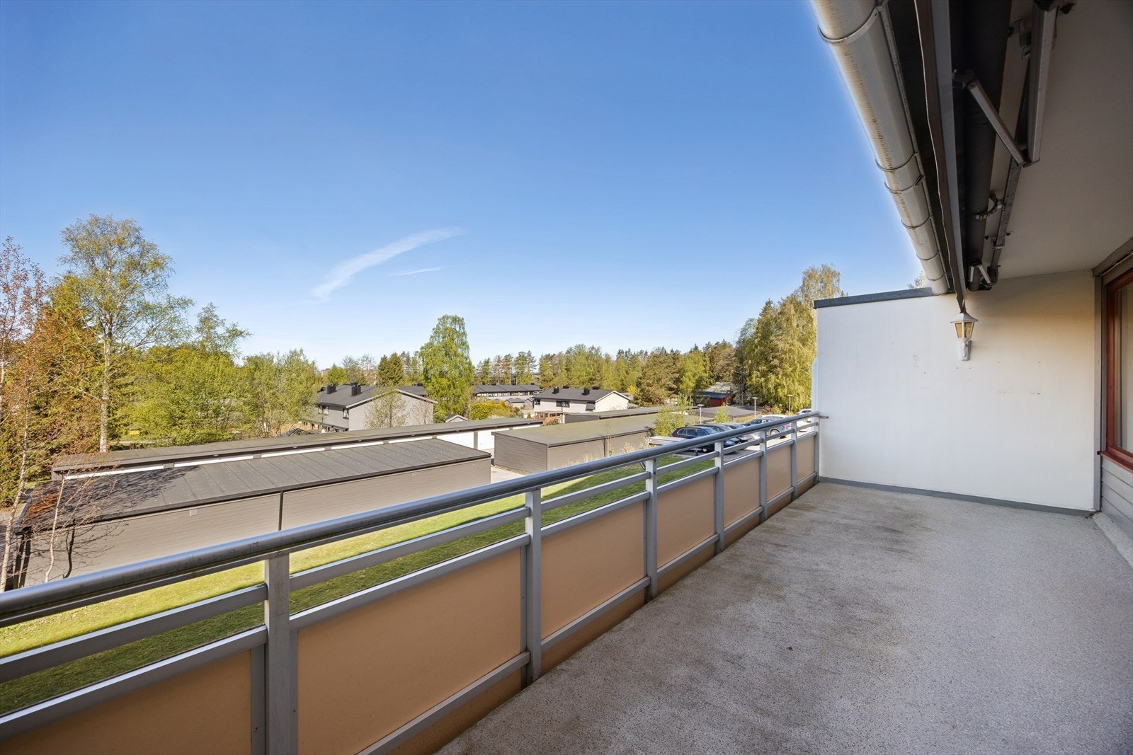 Fra stuen er det adkomst til en stor vestvendt balkong på ca. 17 m². Galleribilde