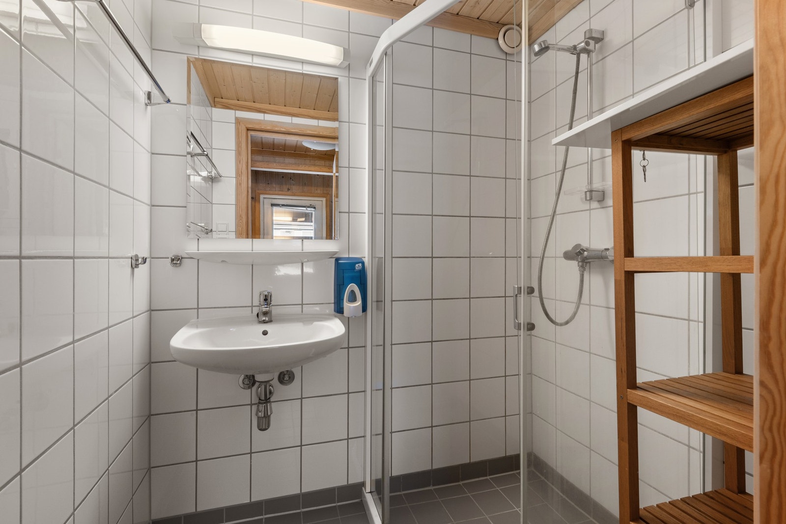 Badet har dusjnisje, utslagsvask m/speil og opplegg for vaskemaskin. Galleribilde
