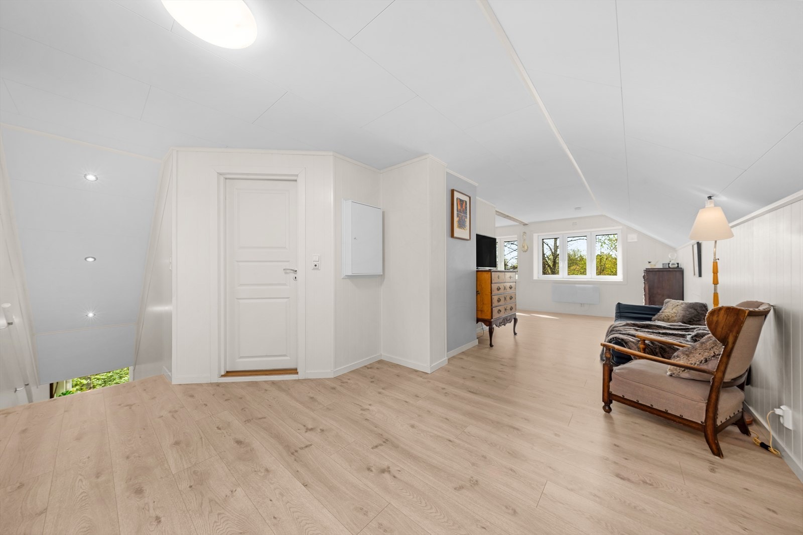 I andre etasje er det en lys og åpen loftstue med flere bruksmuligheter. Galleribilde