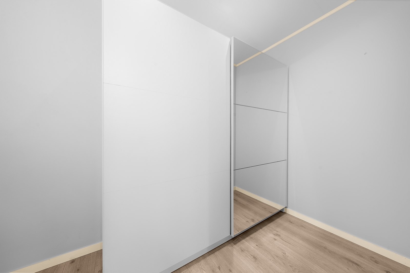 Garderobeløsningen gir rikelig med oppbevaringsplass. Galleribilde