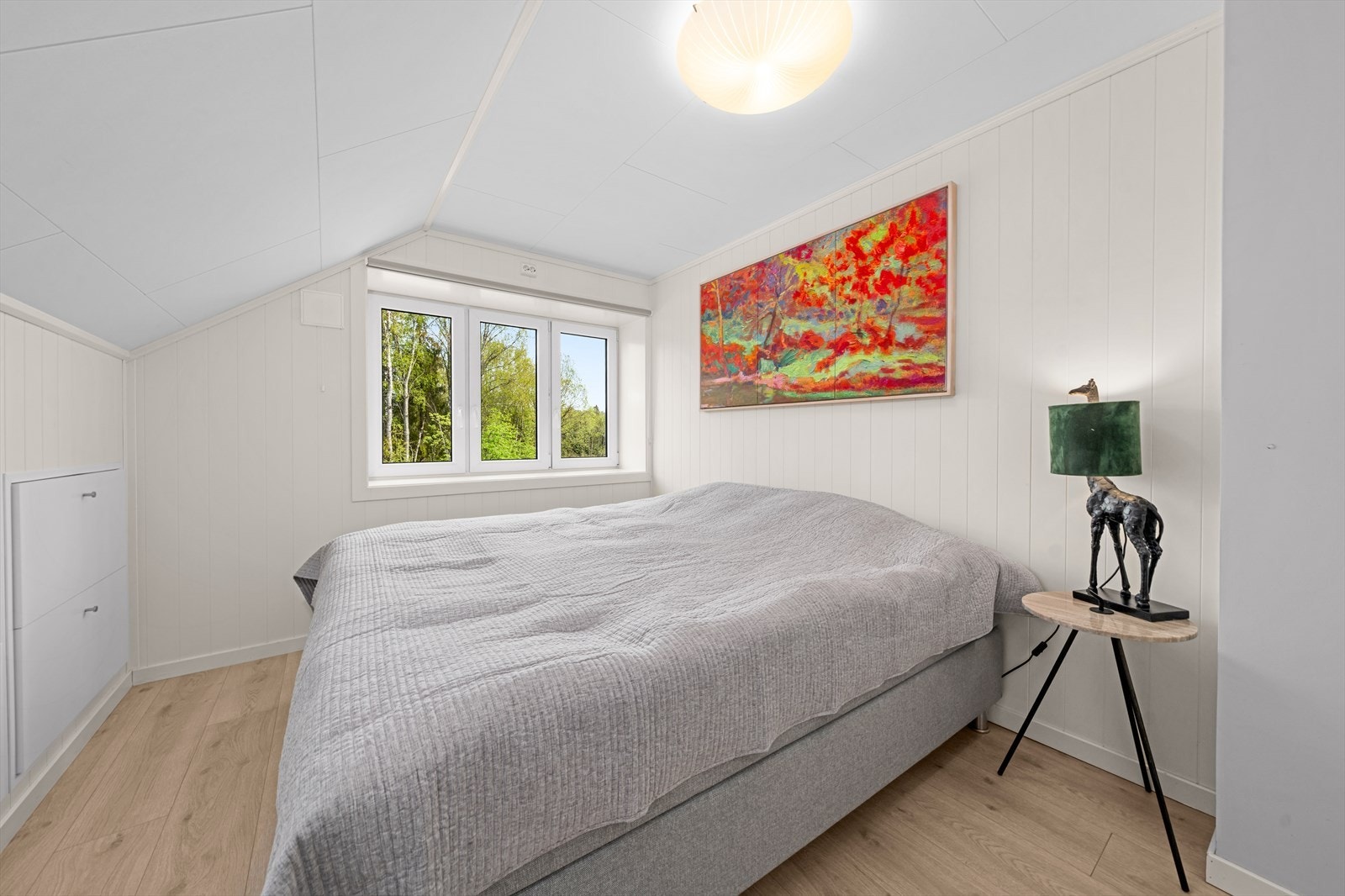 Det ene soverommet i andre etasje har plass til dobbeltseng og tilhørende nattbord. Galleribilde