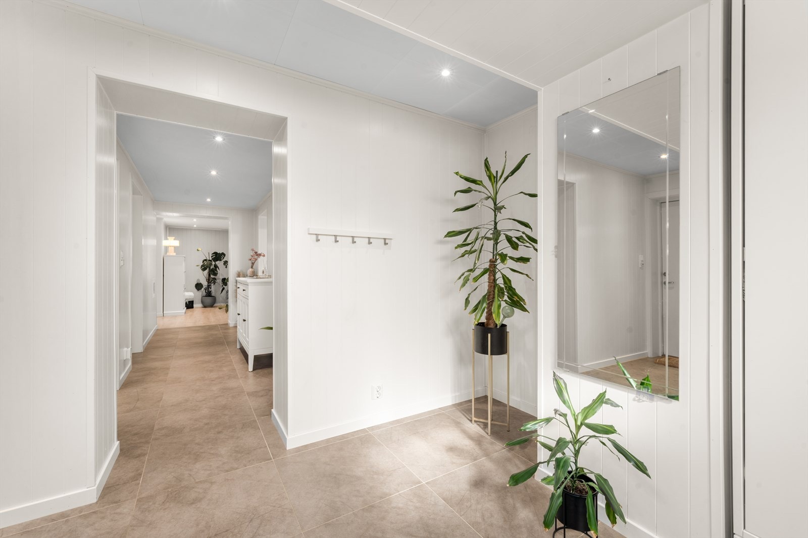 Det er god plass til yttertøy og sko i garderobeskap. Galleribilde