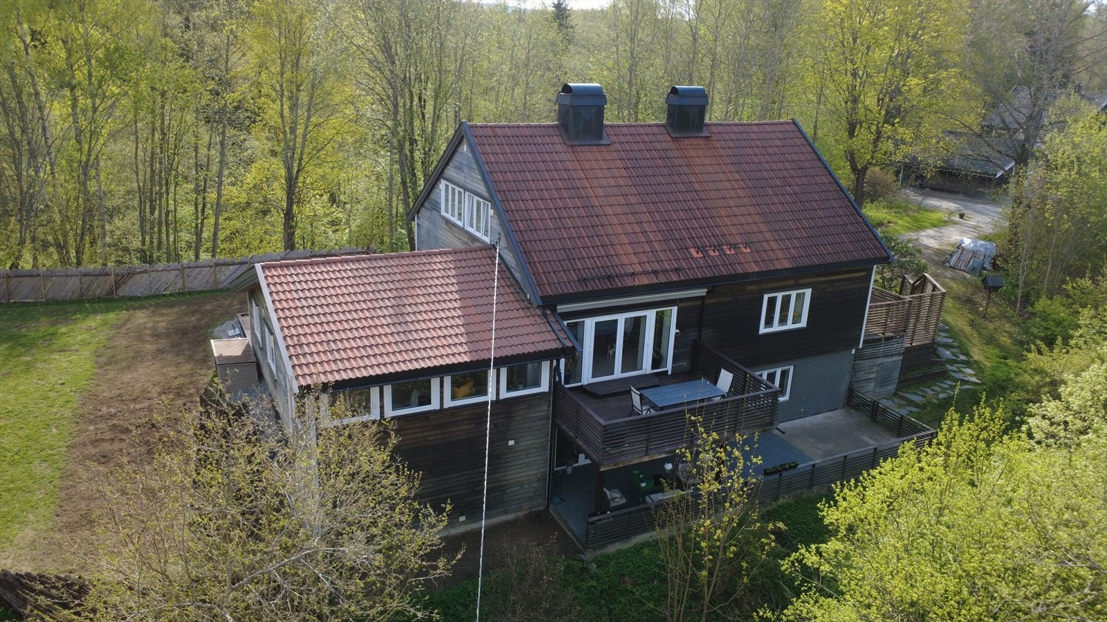 Det er kort vei til barnehage, skoler, idrettshall, kunstgressbane, busstopp, matbutikk og togstasjon. Galleribilde