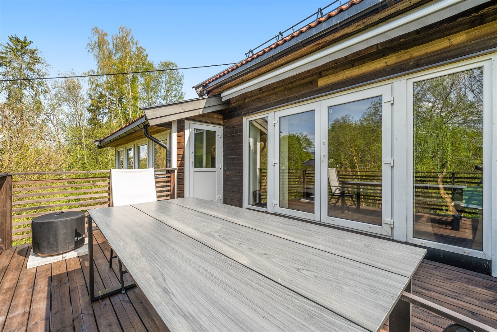 Balkongen fungerer som en fin forlengelse av stuen på varme dager. Galleribilde