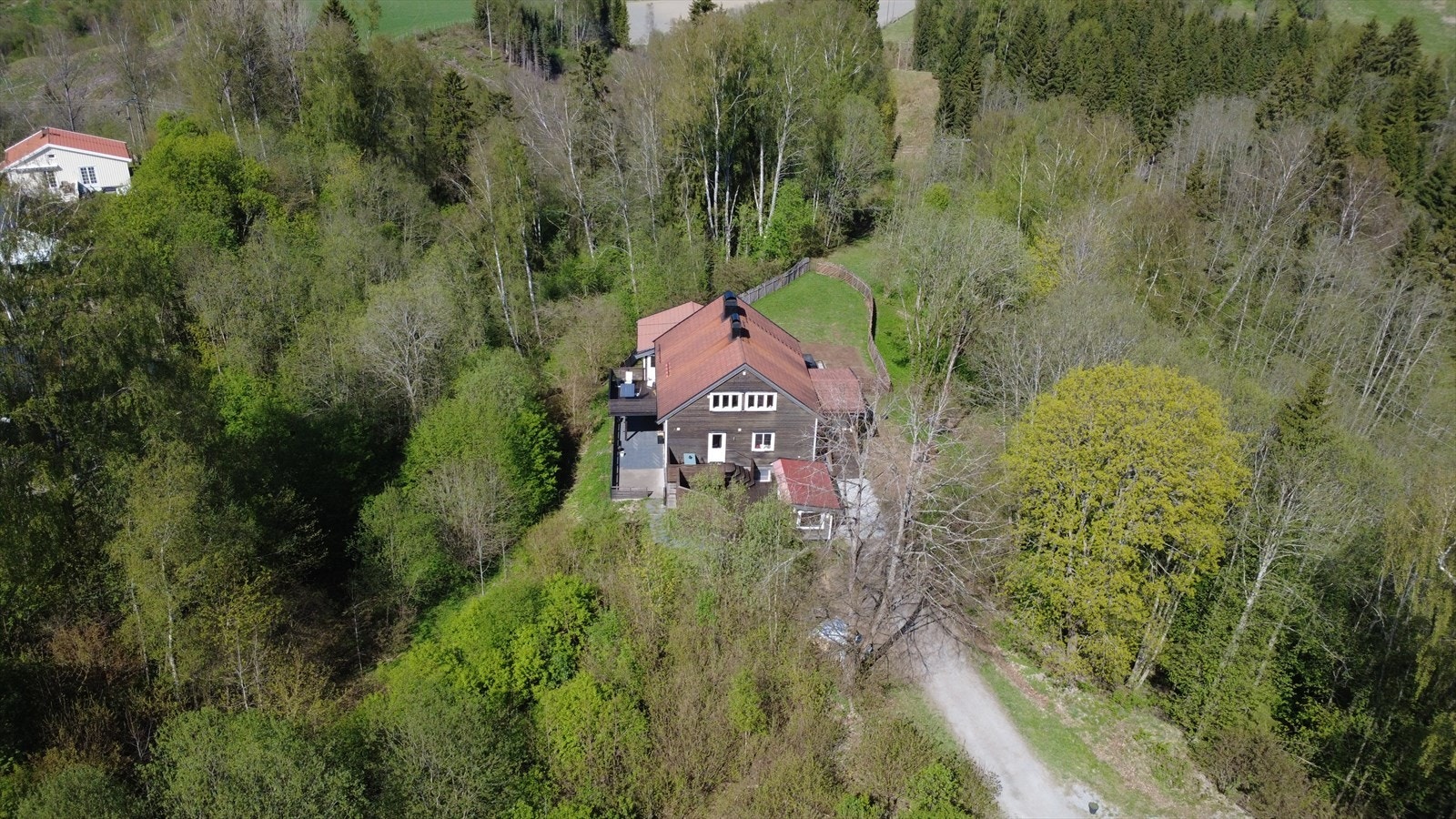 Her bor du svært sentralt, men allkevel "helt for deg selv" i skogen. Galleribilde