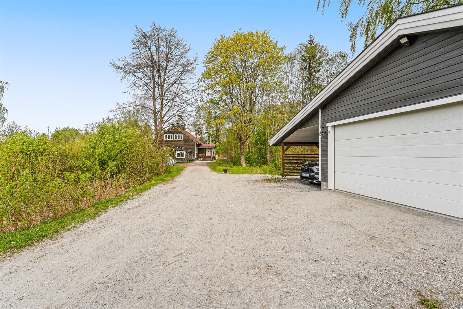 Eiendommen har en gruset gårdsplass med gode parkeringsmuligheter. Galleribilde