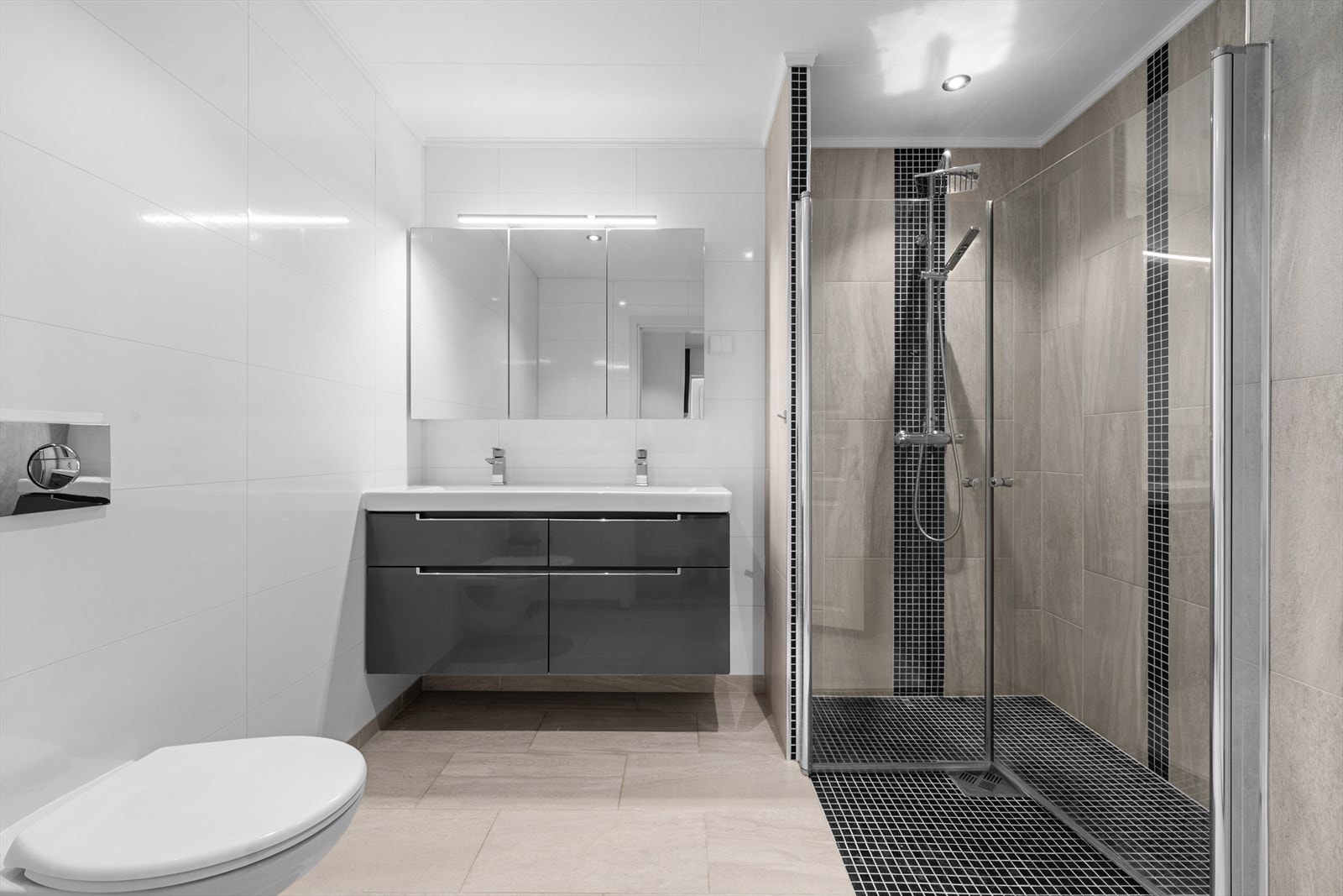Badet i første etasje ble pusset opp i 2016/2017 og har fliser på gulv med varmekabler. Galleribilde