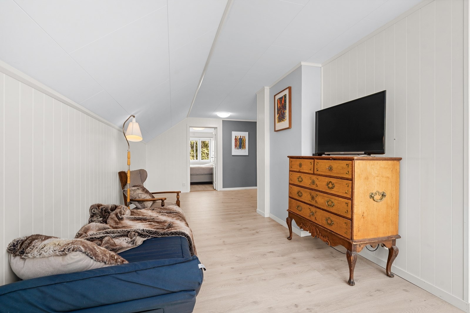 Loftstuen har plass til en sofagruppe og annet møblement. Galleribilde