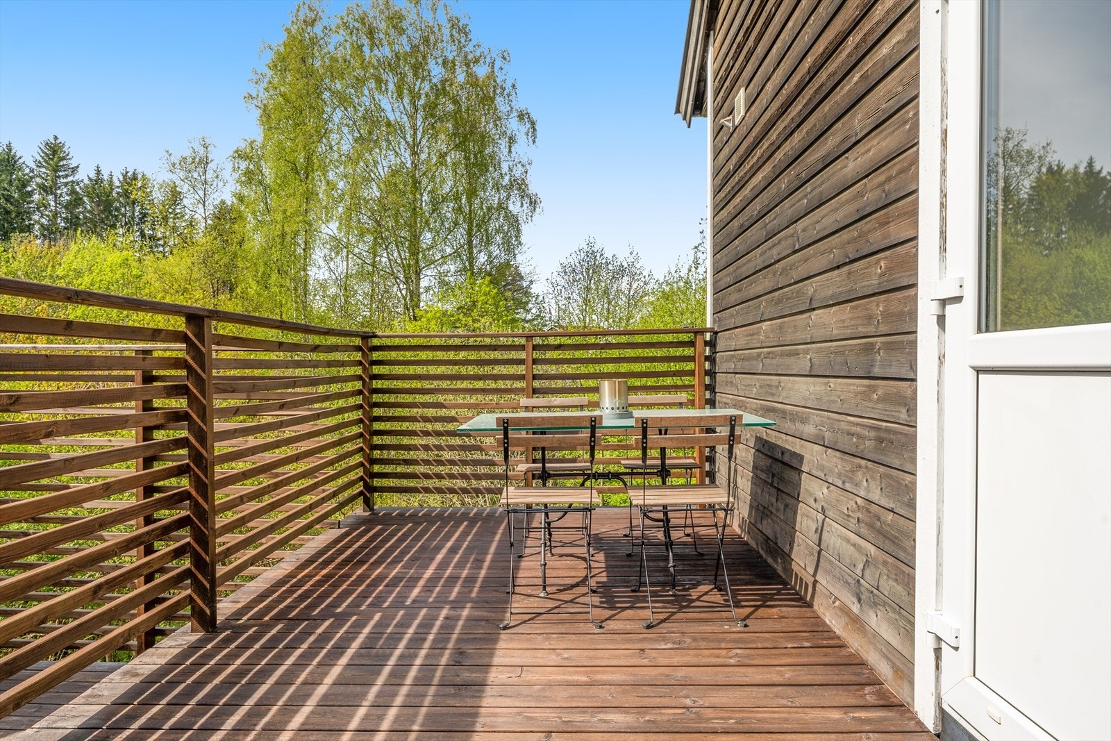 Fra spisestuen er det direkte utgang til den sørvendte terrassen. Galleribilde