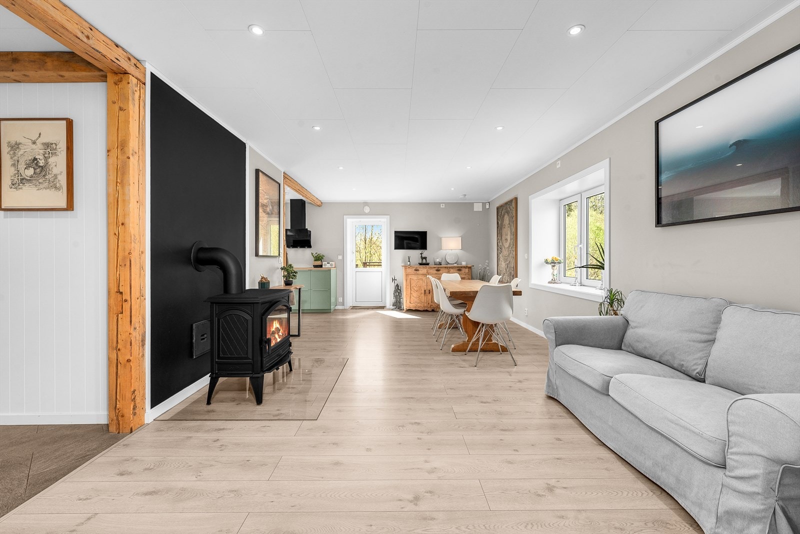 Spisestuen ligger i åpen løsning med kjøkkenet og har plass til et stort spisebord for sosiale sammenkomster. Galleribilde