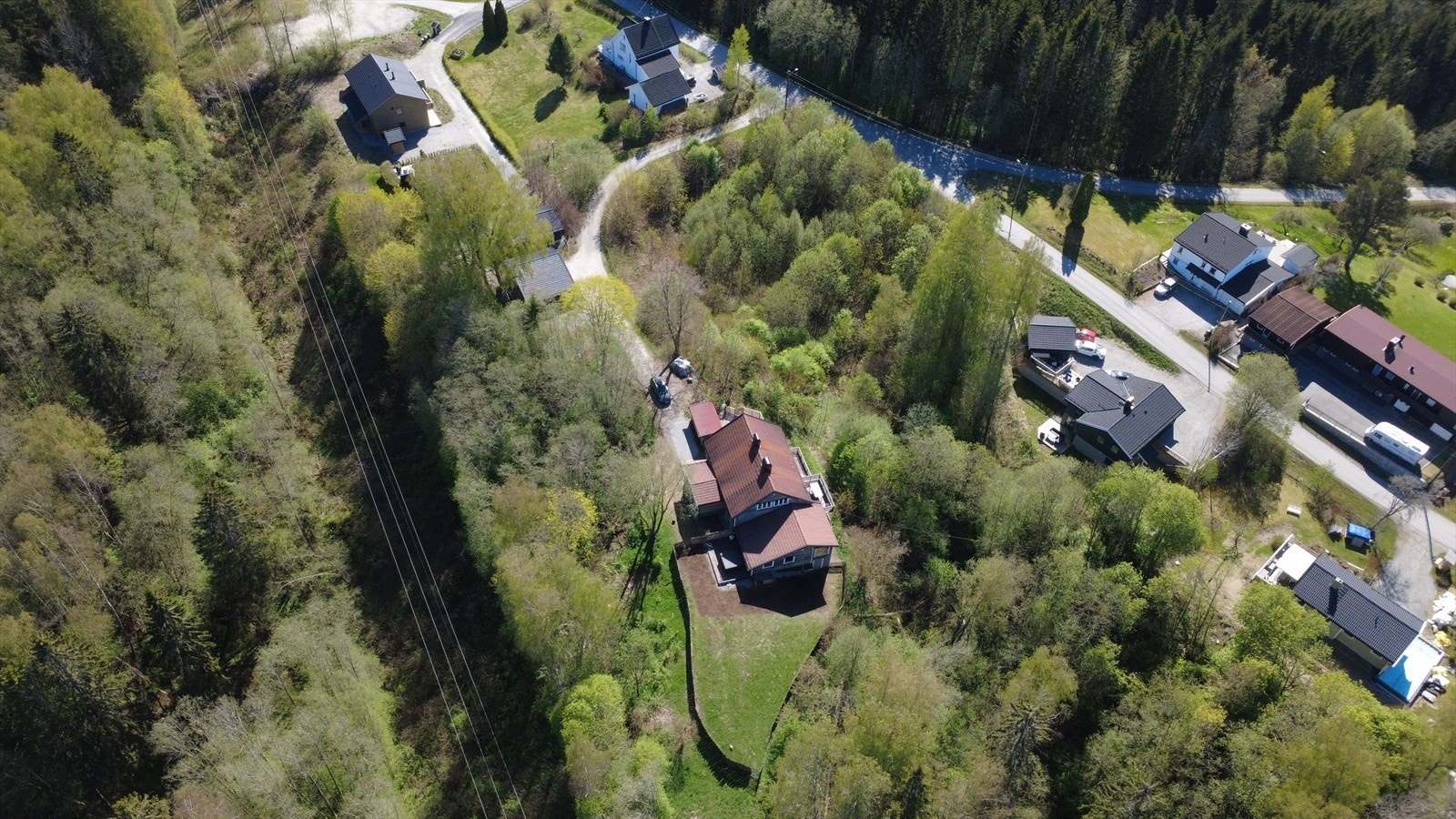 For de friluftsinteresserte byr Eidsvoll på flotte turmuligheter i skog og mark, med stier som starter like i nærheten. Strømledningen er under vurdering for å nedgraves. Galleribilde