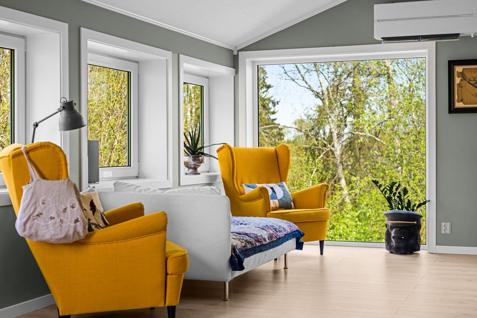 Vinduene i flere retninger slipper inn rikelig med lys gjennom dagen. Galleribilde