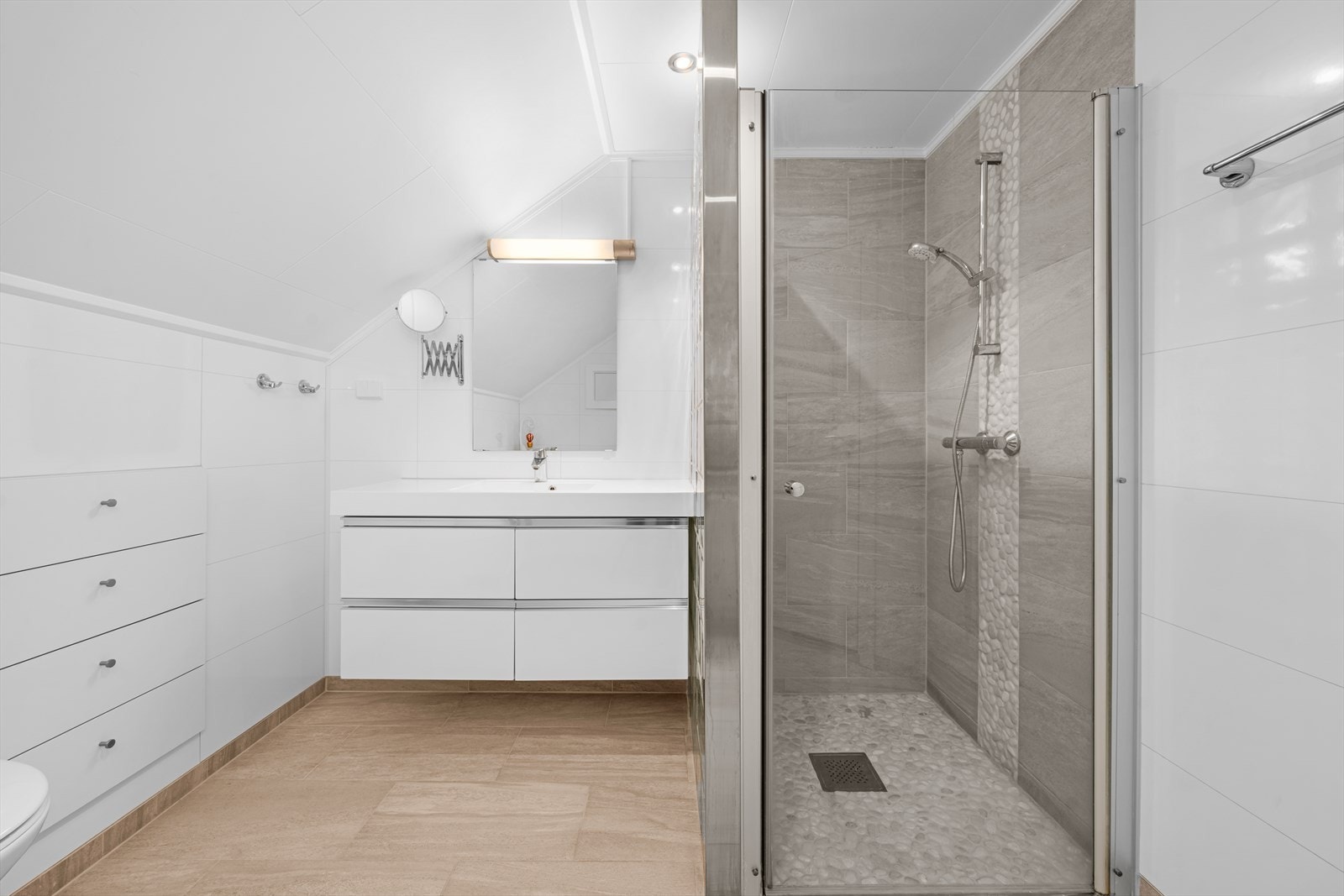 Badet i andre etasje har flislagt gulv med varmekabler. Galleribilde